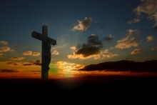 Kreuz vor Sonnenaufgang, Symbolbild für Auferstehung
