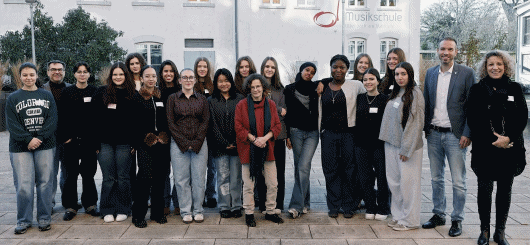 Von r.n.l.: Elisabetta Fortunato JUMINA Projektleitung, Sozialdezernent Martin Wilhelm mit Offenbacher Schülerinnen